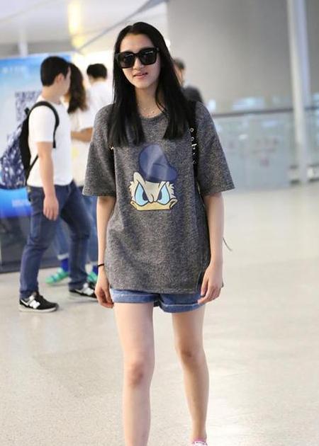 女星穿热裤秀长腿：佟丽娅美成一道风景线，宋茜用力过猛显尴尬