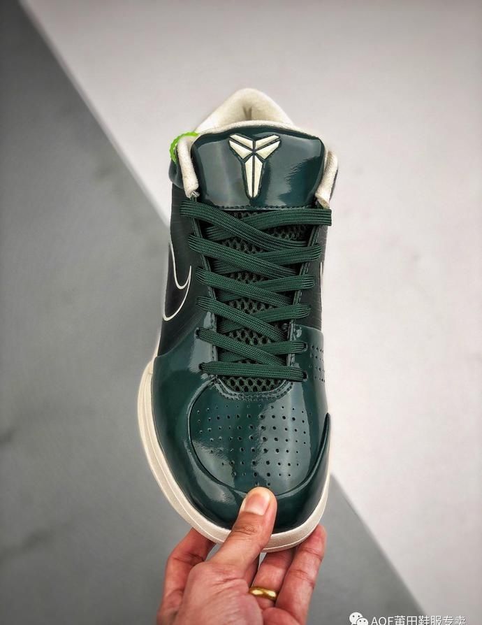 『球鞋』无愧是科比门徒,连球鞋设计都类似!耐克zoom Kobe 4代雄鹿开箱