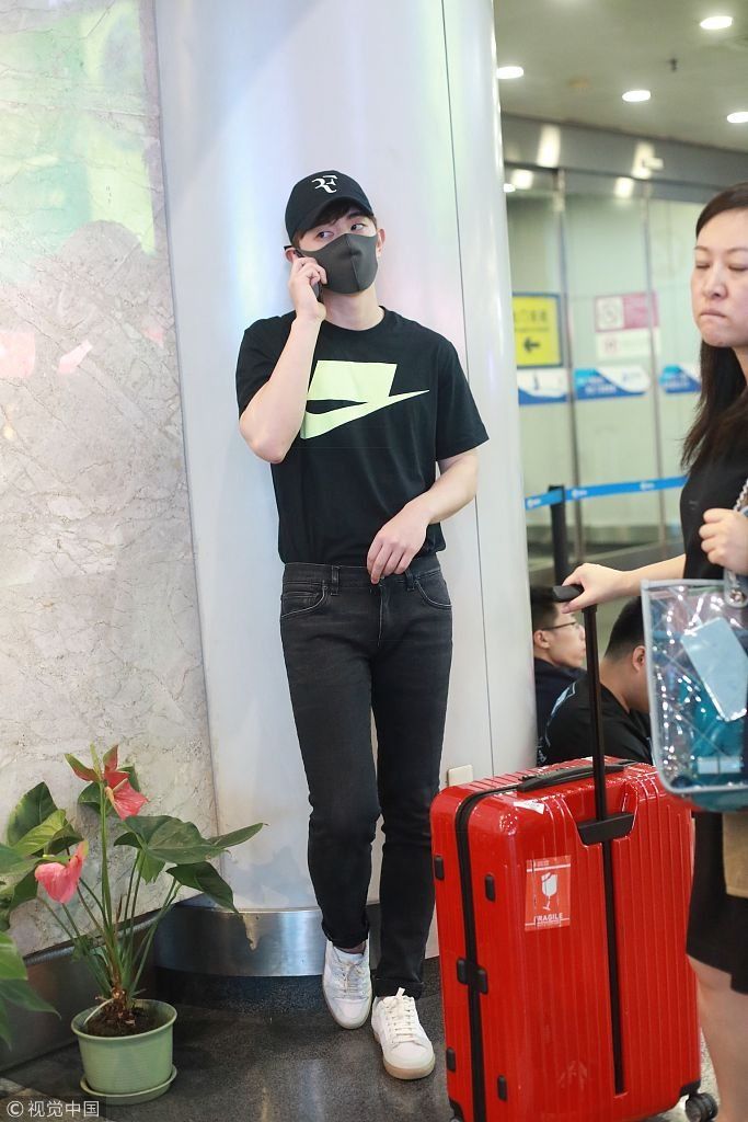 邓伦口罩帽子遮面难掩帅气 翘脚靠柱子煲电话粥