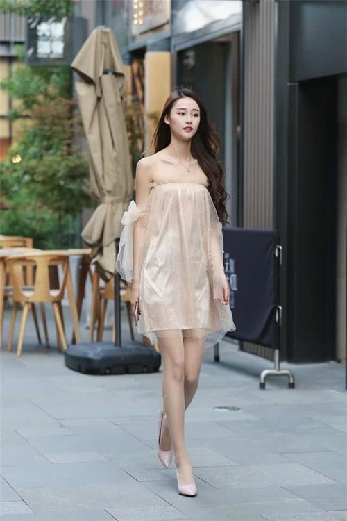 街拍：穿着温柔清爽迷人的小姐姐，既简约又时尚！