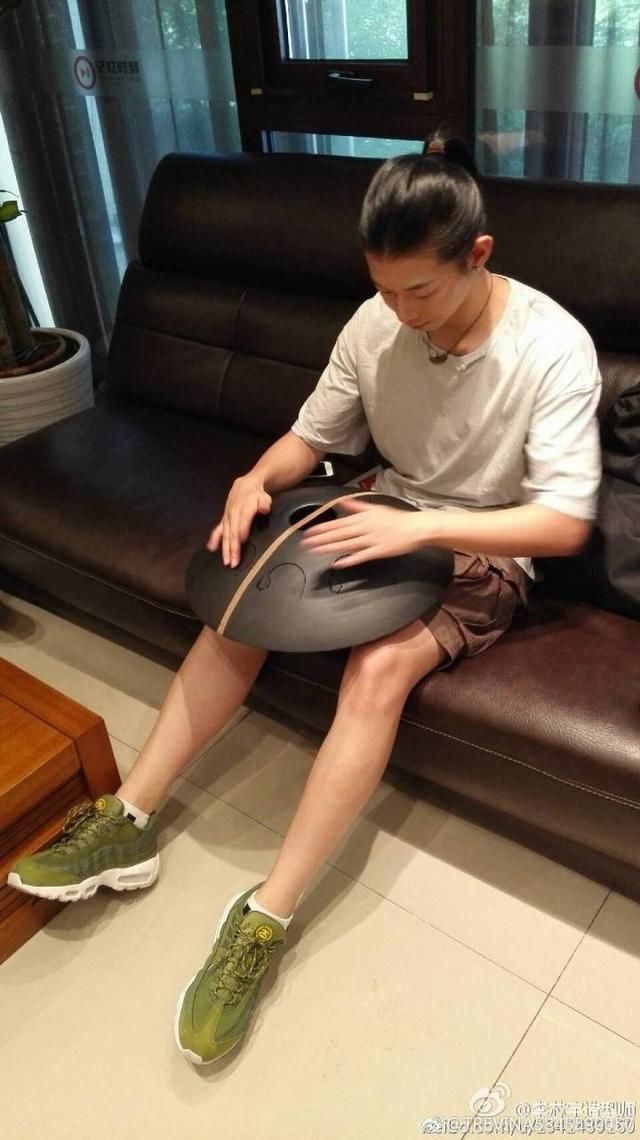 霍尊只是个柔弱美男？看了他的帅气街拍你就不会这么说！