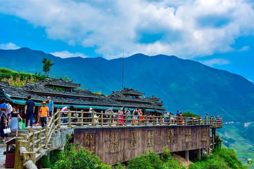 浙江一座屹立悬崖之上的村子，带着原始色彩，现在被旅游开发了吗