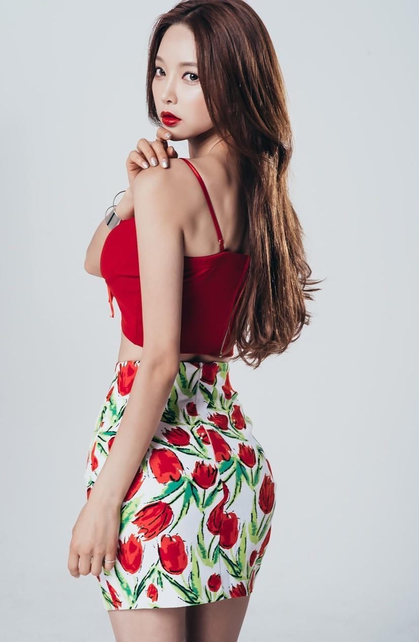 性感名模穿包臀碎花短裙，身姿曼妙长腿诱人！