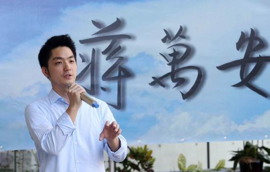 蒋介石曾孙挺蔡英文 遭痛批后改口支持“九二共识”