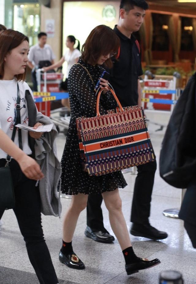 王丽坤剪了短发，穿上黑色波点裙走机场，网友：真的只有33岁吗？