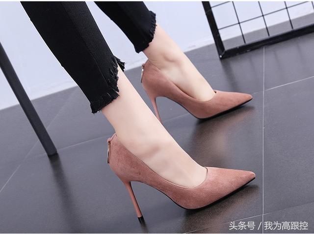 圆环做为鞋提的性感尖头高跟鞋,既复古又性感