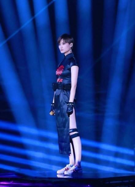 同穿黑色旗袍，迪丽热巴仙气，柳岩性感，她最风尘！