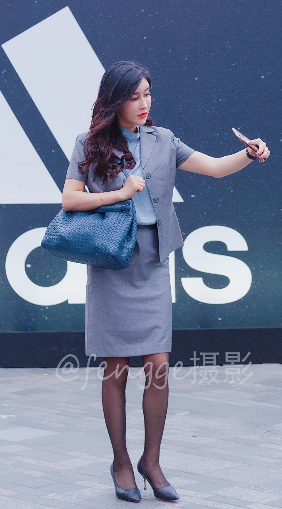 时尚街拍:三里屯来了个OL范时尚大美女，一路卖萌自拍玩到嗨