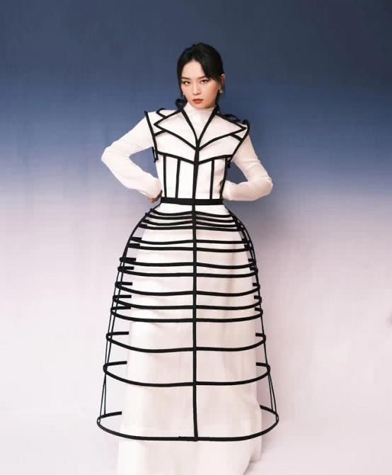 #地展现出来#周笔畅到底穿了个啥,长裙外面套“裙撑”,时髦又潮流