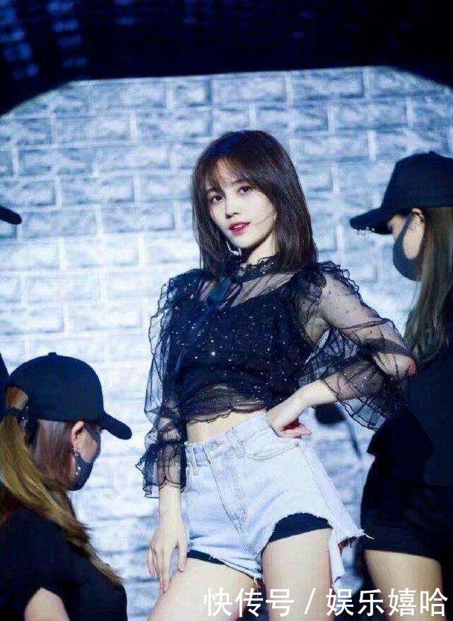 鞠婧祎舞台大秀热辣与性感，网友：打底裤露出来都不知道！
