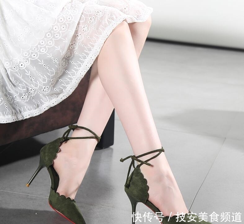 #女人#高跟鞋会让女人魅力提升,酒杯跟的设计,满满的优雅气质