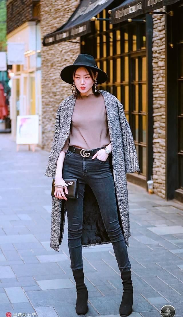  「清纯」街拍：美女清纯甜美的搭配，看似平凡简单的穿搭，却十分招人喜欢