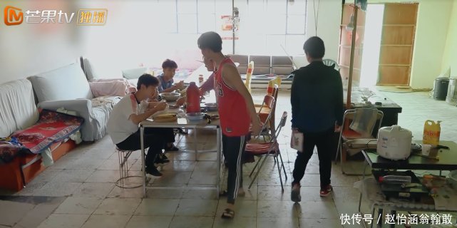  儿子们■《变形计》最懒农村妈，看她给城市儿子们做的饭菜，网