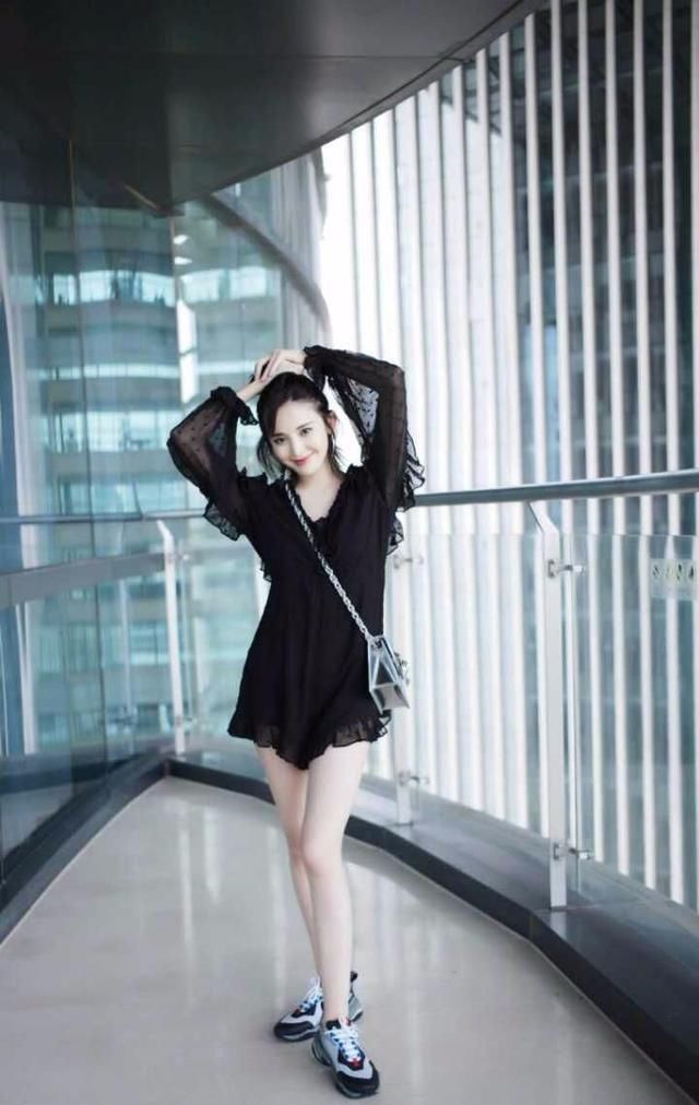 娜扎不愧是长腿界的扛把子，拍写真都穿平底鞋，网友：腿长任性！