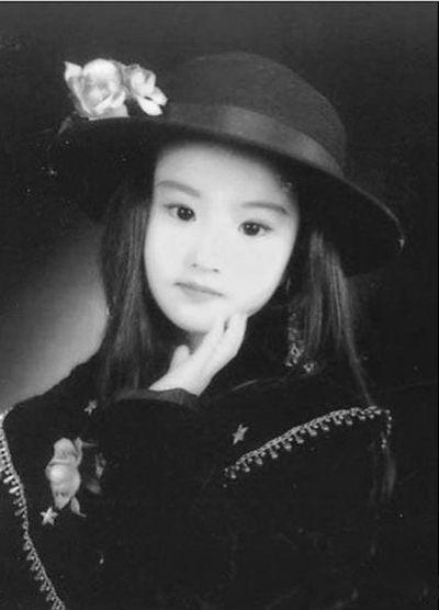 Angelababy童年照上热搜，这下真有人相信她没整容了