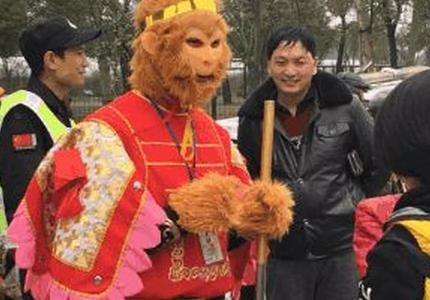 景区“孙悟空”强行合影收费,日赚千元,游客:不给尴尬!