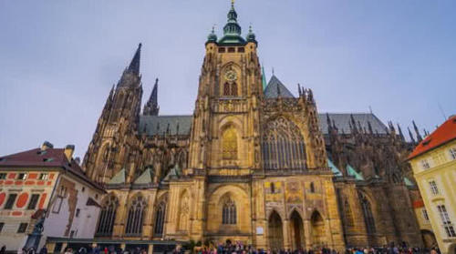 一千年才建成的这座教堂，装修富丽堂皇，素有“建筑之宝”的美誉