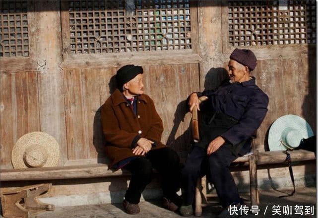 农村老人养老没保障，农民希望统一发钱养老，专家却说行不通