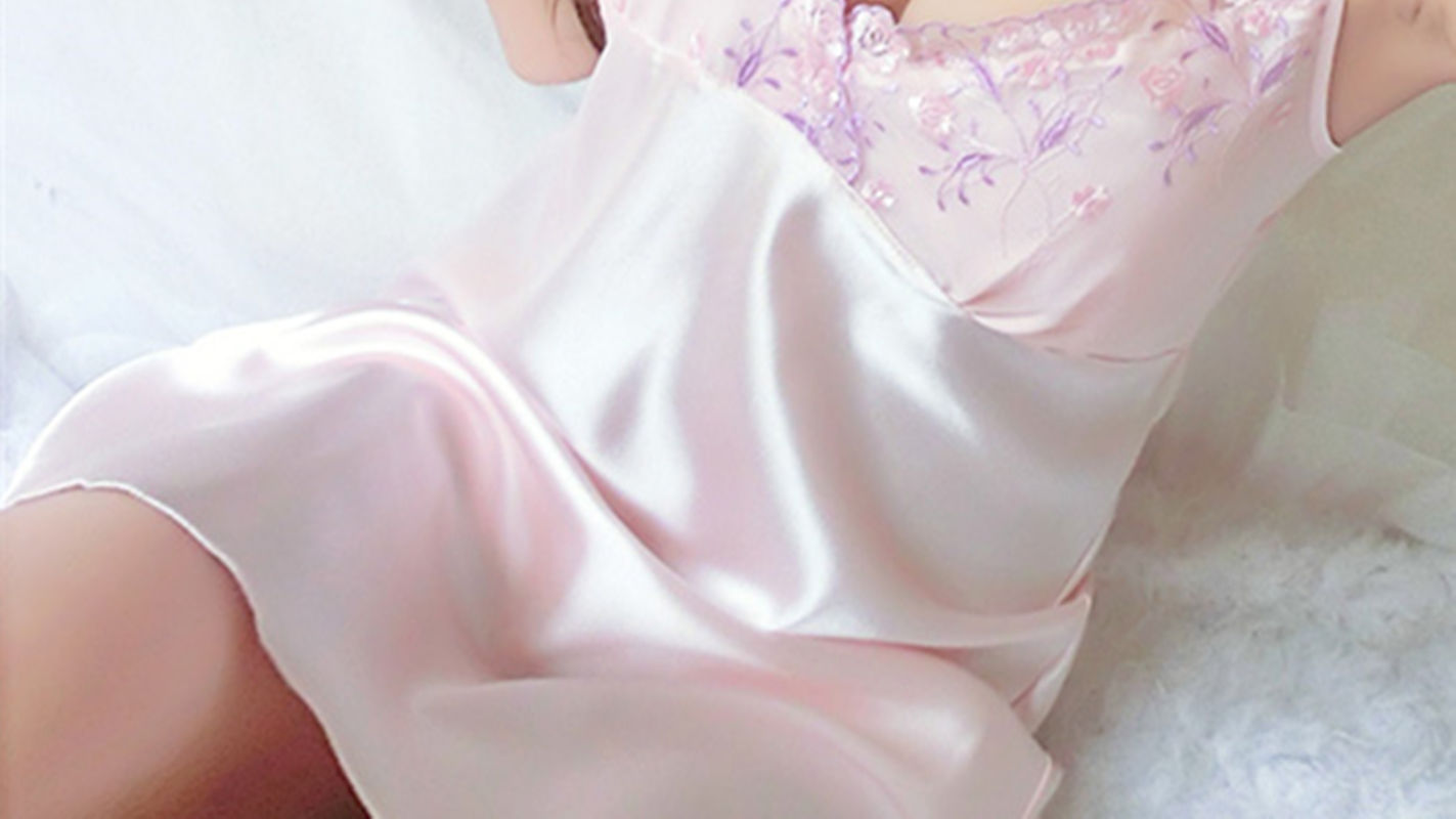 三伏天你还穿长T或睡裤?但越来越多女人穿睡裙配丁字裤，真迷人