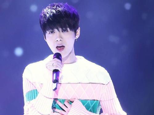 换了发型的鹿晗，瞬间走向了颜值巅峰，网友：还是傻狍子最帅！