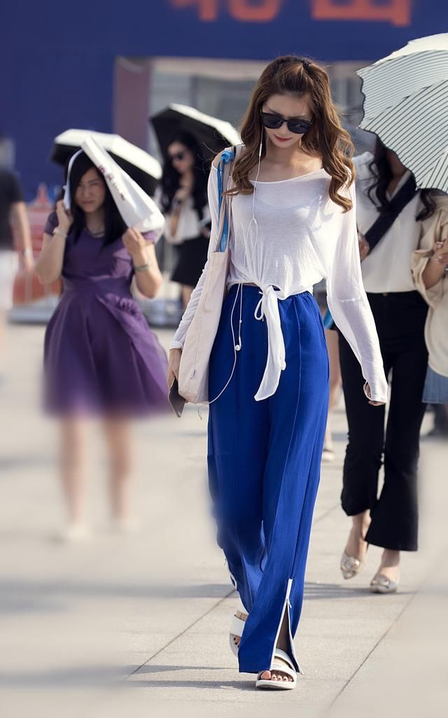 街拍，时尚的穿搭走上街头自信满满