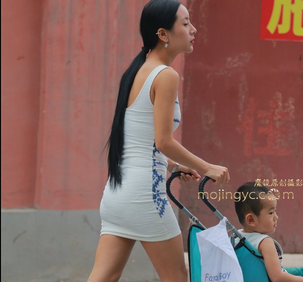 街拍，年轻辣妈长相酷似刘诗诗，白色短裙尽显长腿！！