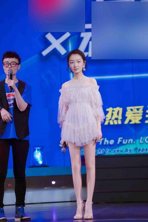 周冬雨厉害！连衣裙短成三角形也敢穿上台，网友：难怪腿长超1米
