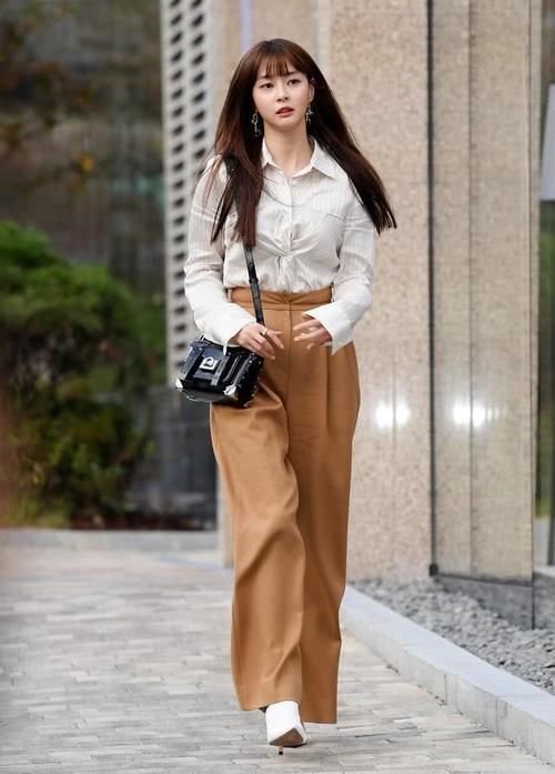 「纤瘦女孩」谁说衬衫是阿姨们的专属?5个元素唤醒时尚潮流,轻松美成小仙女