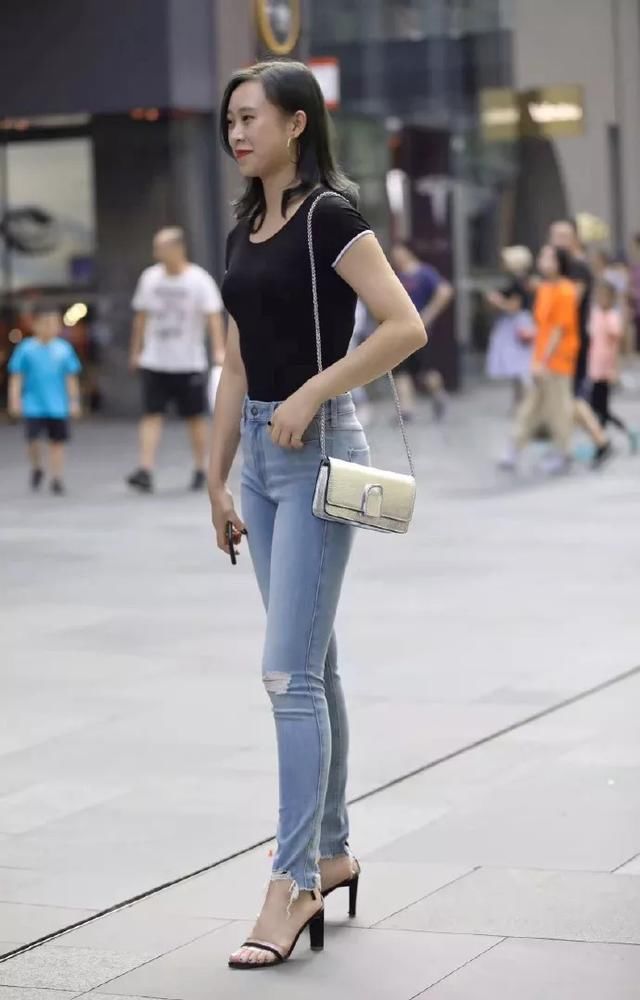 【 下半身搭配】优雅中带着成熟的性感，绸缎裙搭配高跟鞋