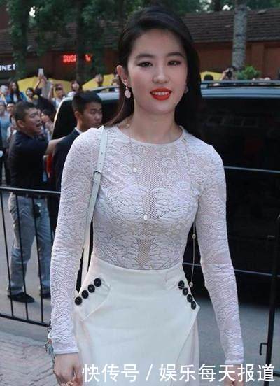 刘亦菲真敢穿! 蕾丝上衣太紧都要撑破了,做她保镖好幸福!