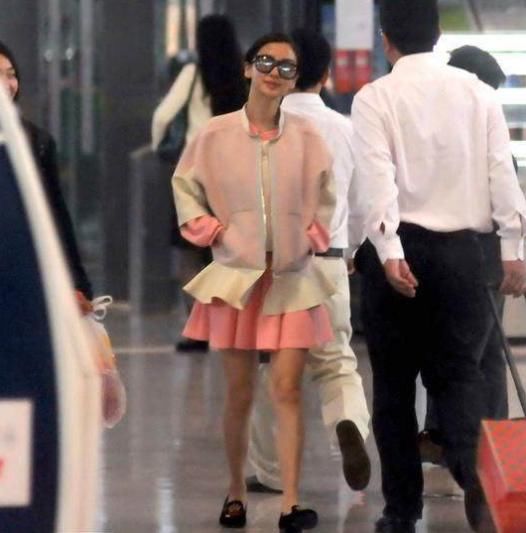 当女星穿平底鞋时大长腿还在吗?这差距不是一般大，网友:不一样