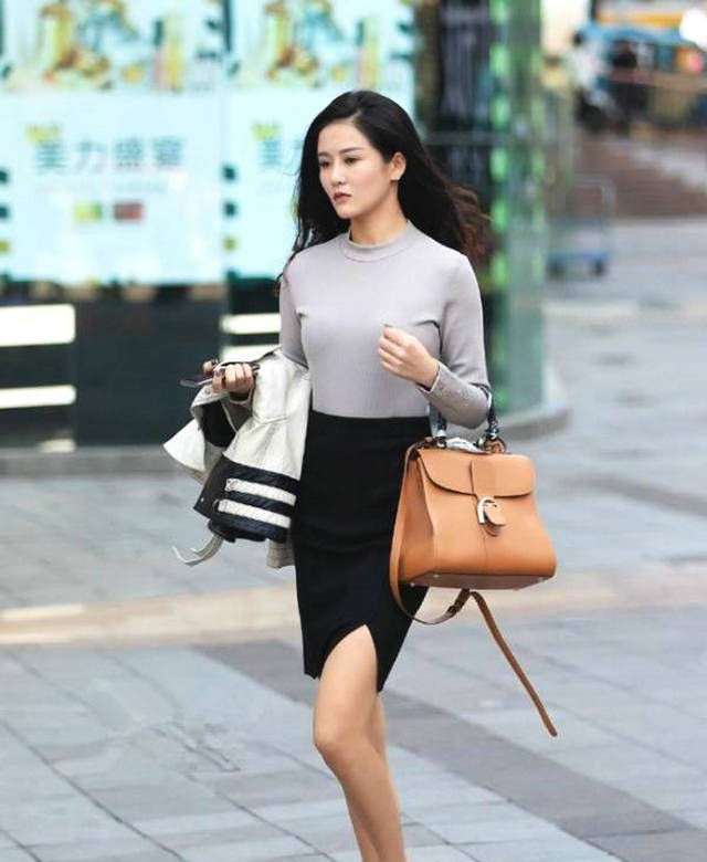  『美女』一袭黄色连衣裙,尽显优雅气质,让美女看起来年轻十岁