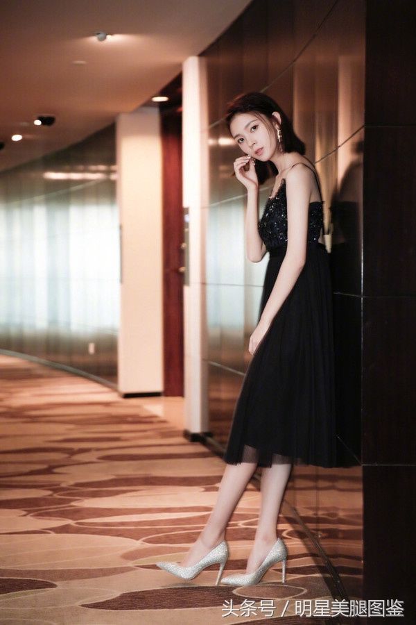 小脸美女陈瑶时尚写真，肤色是真的白 脸是真的小