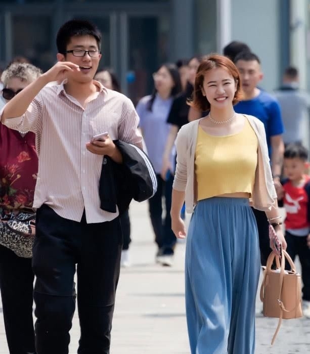 右脚：这裤子火了：“迈右脚是真裤子，迈左脚是假裙子”，潮人都在穿