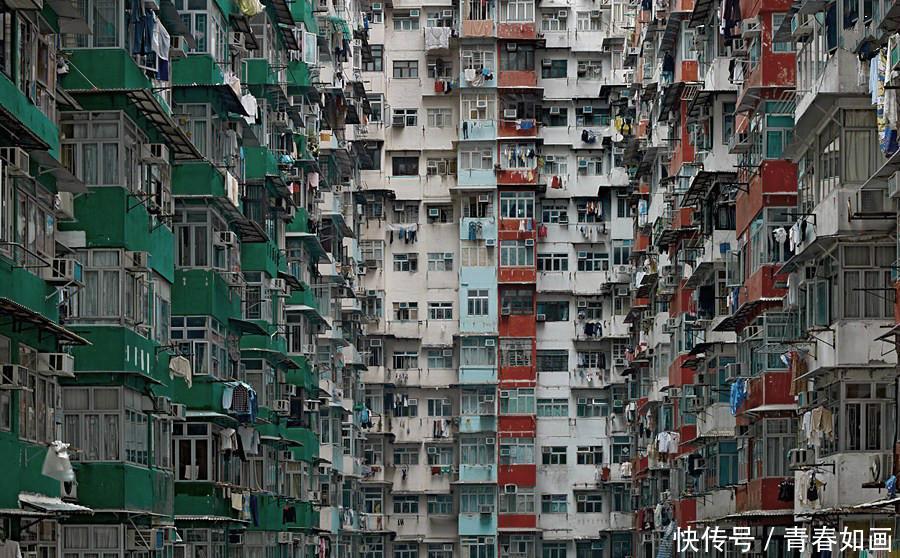 高空航拍下高密度的香港大楼，看着让人头晕目眩