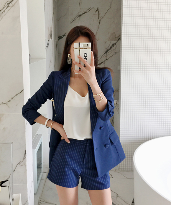 女神孙允珠，花饰藤条蓝玛瑙流线波痕西装