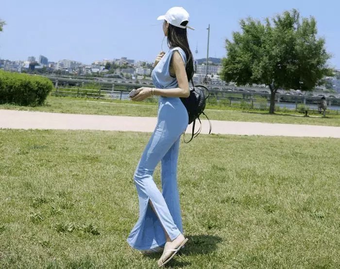 街拍：紧身喇叭裤显性感还很有气质