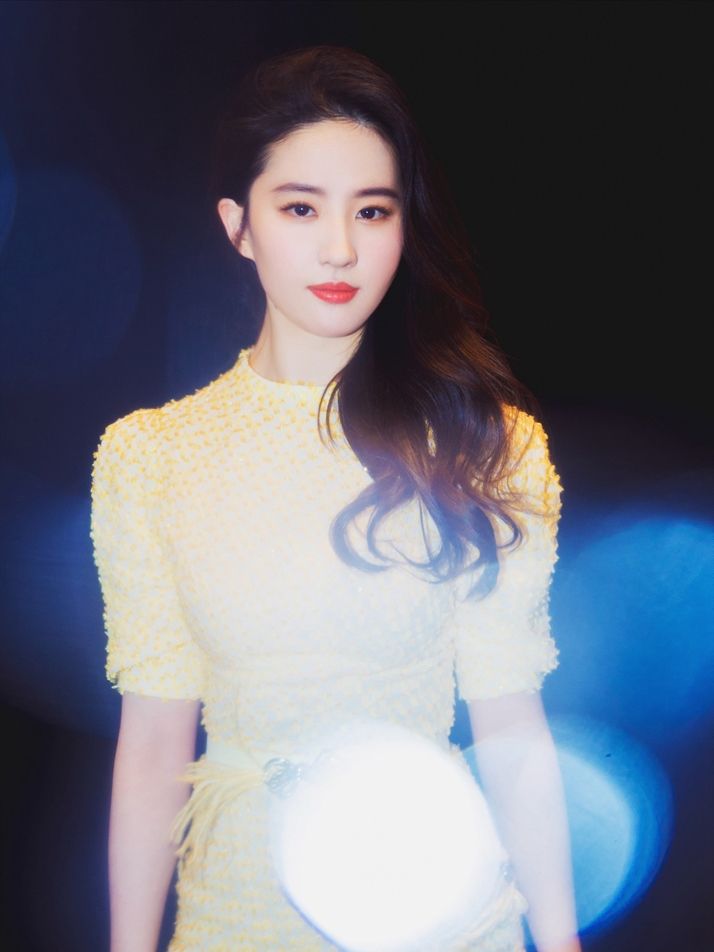 刘亦菲长发披肩尽显优雅，罕见深V领口大秀事业线!