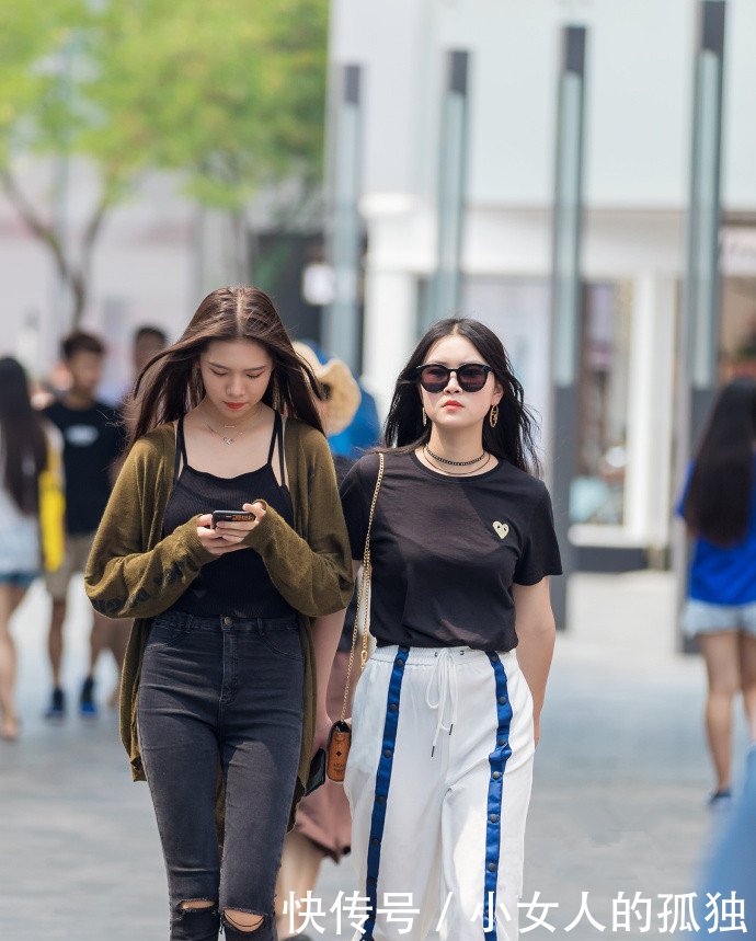 路人街拍微胖界的小姐姐，黄色运动背心穿出不一样的清爽和性感