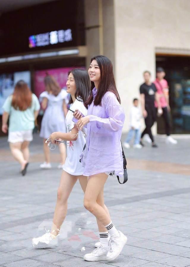 路人街拍，小姐姐身穿吊带的裹胸背心，露出精致锁骨，很是迷人