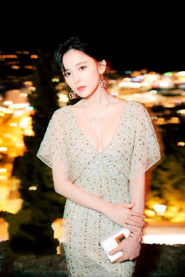 古力娜扎穿v领礼服现身,离开PS后脸型都变了,网友:真没整容?