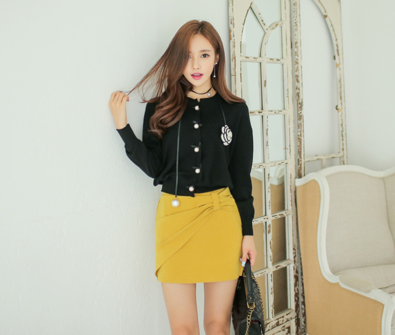 美女穿着紧身裙浪漫俏皮,彰显十足女神范