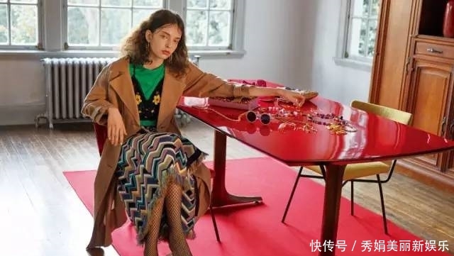  『毛衣』印花穿不好，连娜扎都变土气了，只有get这2点，才能秒变小仙女