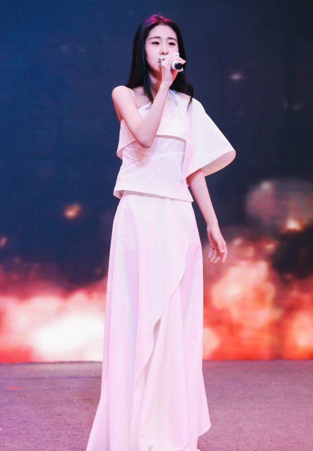 美丽耀眼的张碧晨,穿一身衣裙套装,露出一只手臂看着真是瘦!