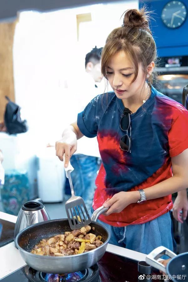 吸睛| 《中餐厅2》不止有美食，少女心配饰的神奇法则了解一下!