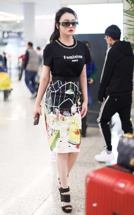 冉莹颖帅气撩发 黑色紧身T恤上围丰满 拳王娇妻竟是北大学霸!