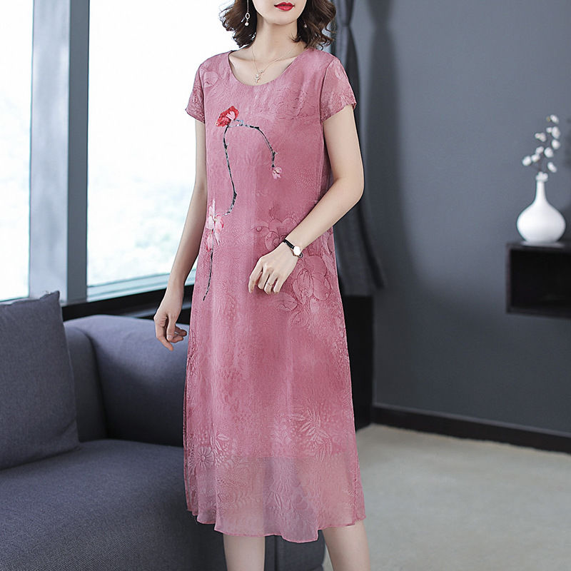 传统连衣裙落伍了!超火的“美嫩”裙配高跟鞋，适合70后女人