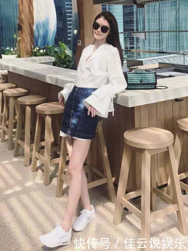 衬衫比短裙长不好看？超模何穗奚梦瑶却都在穿，网友：这是时尚