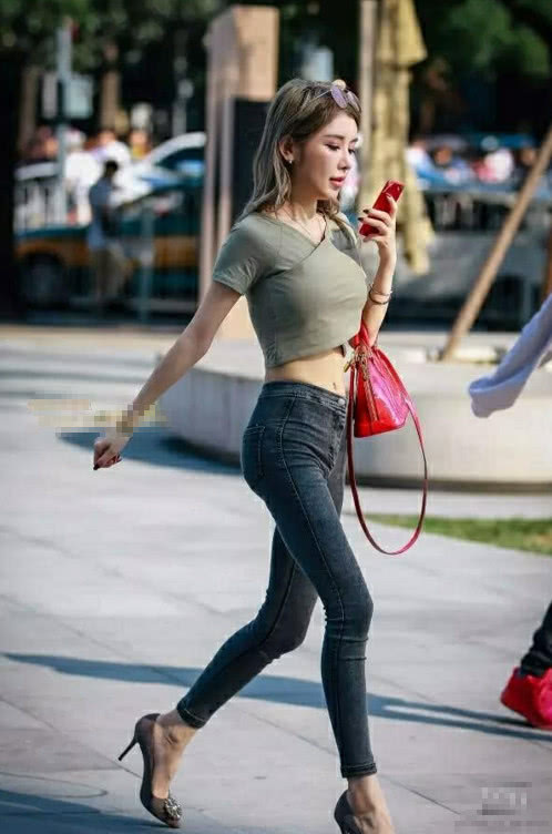 时尚俏女人紧身牛仔裤搭配露脐小短袖 ，曼妙的好身材很吸睛