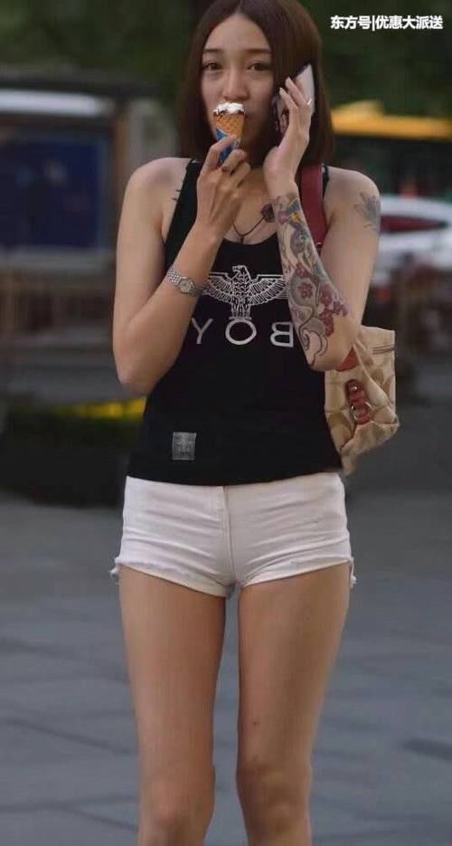 牛仔短裤让你穿高身材曲线,美女看上去是如此的纤细,自带魔力